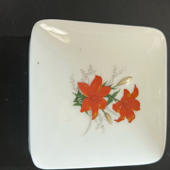 1980s Vintage porcelain trinket box - Picture 4 of 8